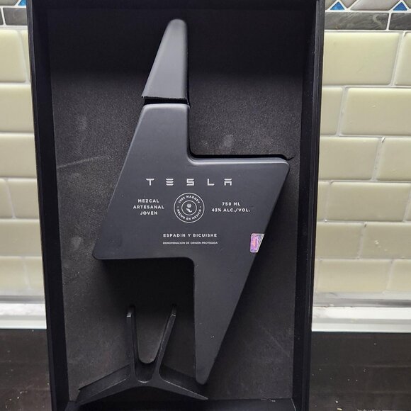 ✨Rare Tesla Tequila – Limited Edition Mezcal ✨ - Picture 3 of 3